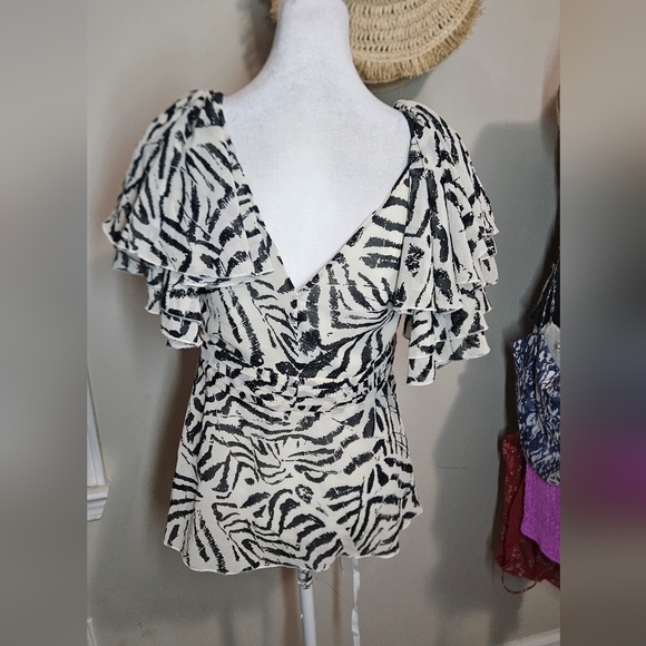BANANA REPUBLIC Ruffle Sleeve Abstract Zebra Print Blouse. Ivory/black. 4 NWT - Picture 14 of 15